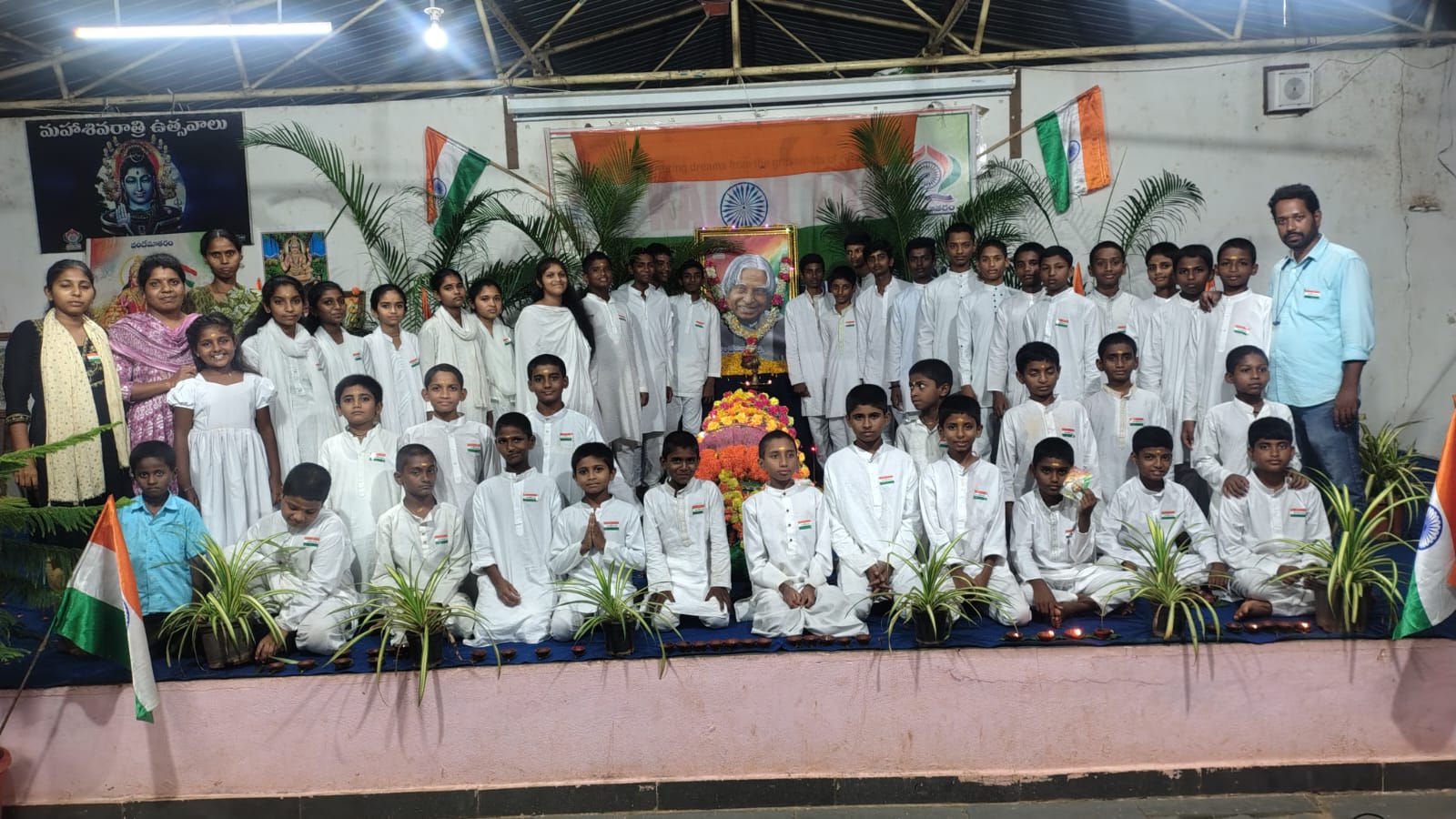 Group photo of VMF students and staff paying tribute to Dr. Abdul Kalam